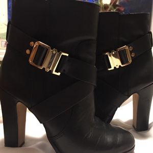 Black leather Vince Camuto 4in booties